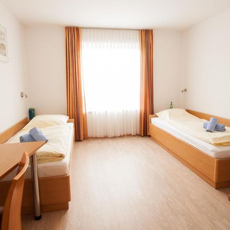 Gastehaus Olympia Reitanlage Munchen-Riem Bed & Breakfast Exterior photo