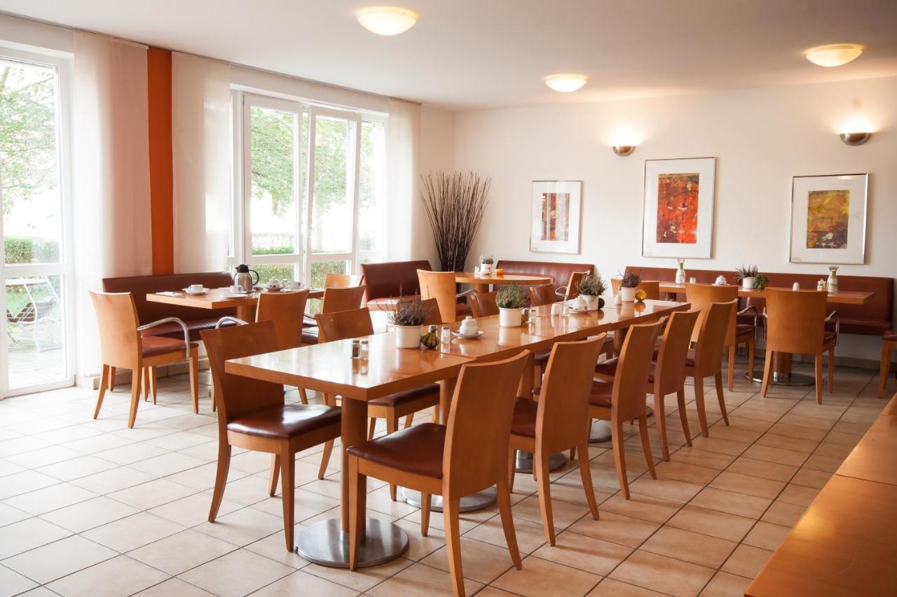 Gastehaus Olympia Reitanlage Munchen-Riem Bed & Breakfast Exterior photo