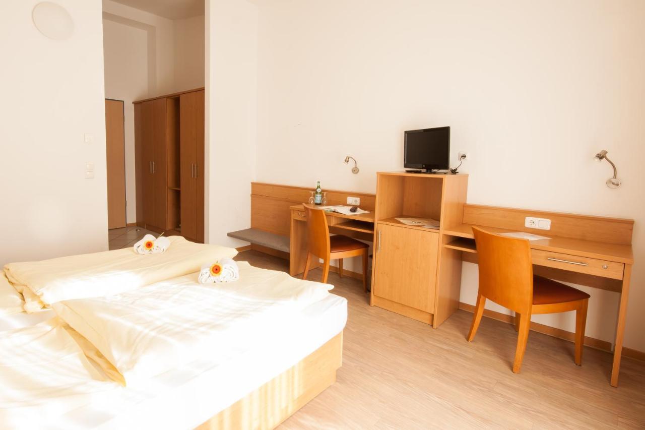 Gastehaus Olympia Reitanlage Munchen-Riem Bed & Breakfast Exterior photo