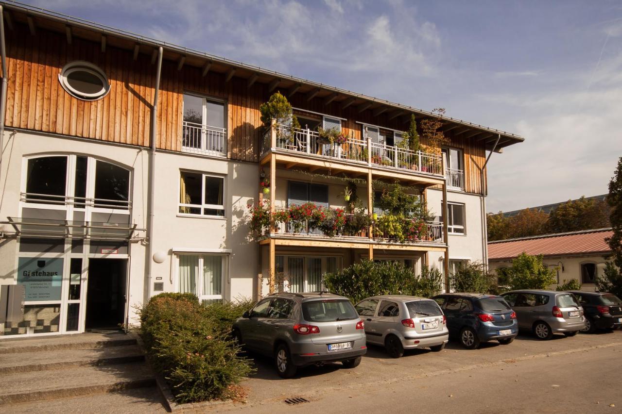 Gastehaus Olympia Reitanlage Munchen-Riem Bed & Breakfast Exterior photo