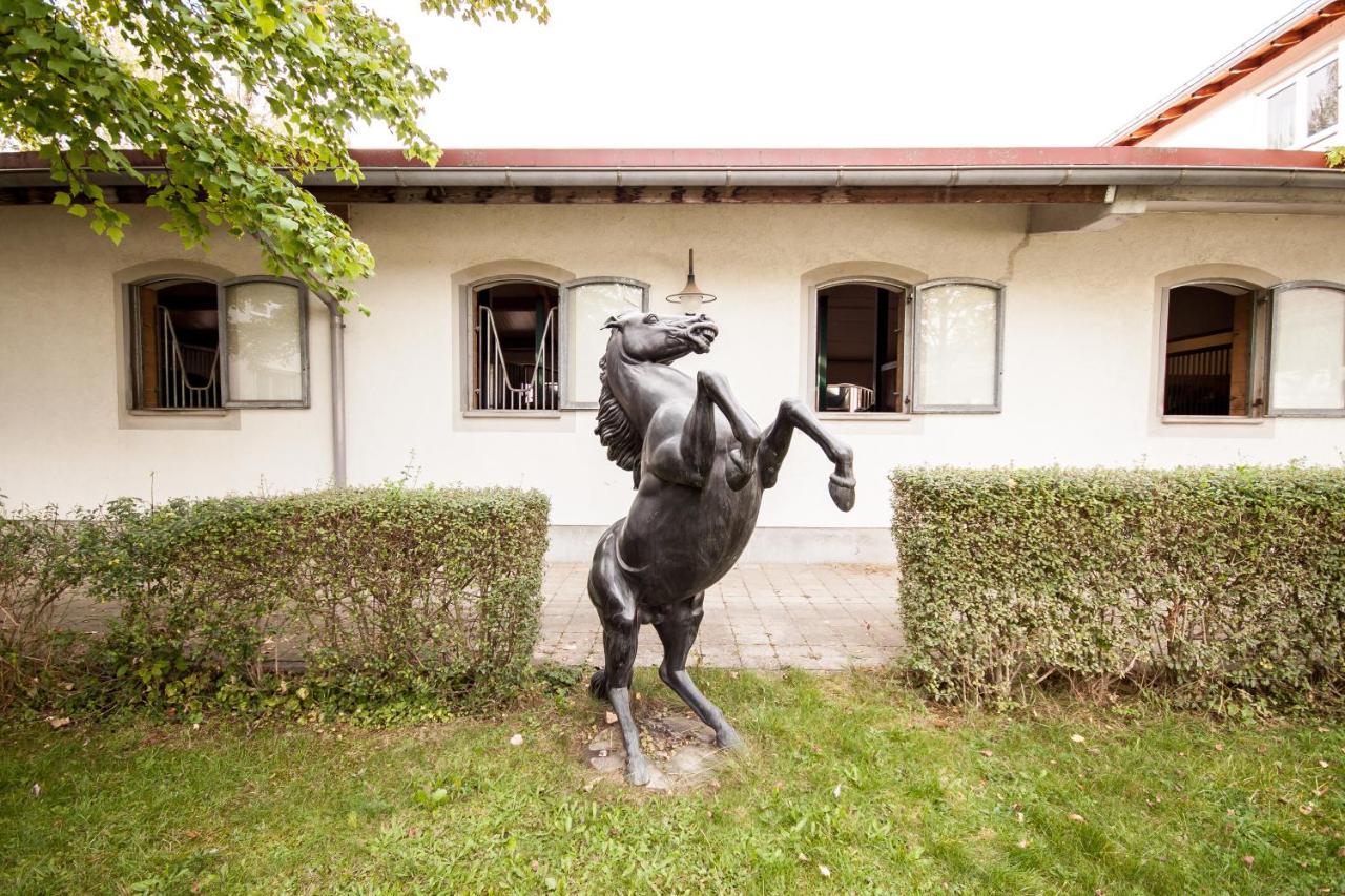 Gastehaus Olympia Reitanlage Munchen-Riem Bed & Breakfast Exterior photo