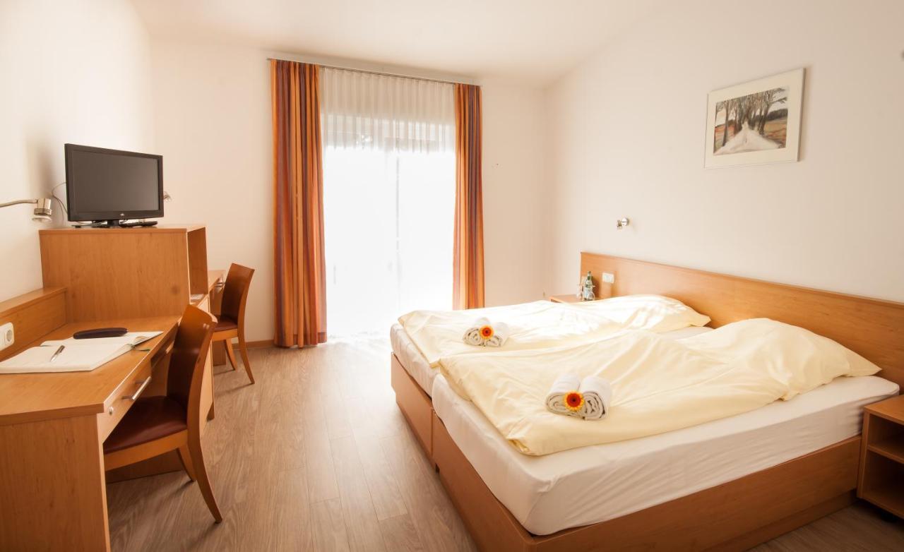 Gastehaus Olympia Reitanlage Munchen-Riem Bed & Breakfast Exterior photo