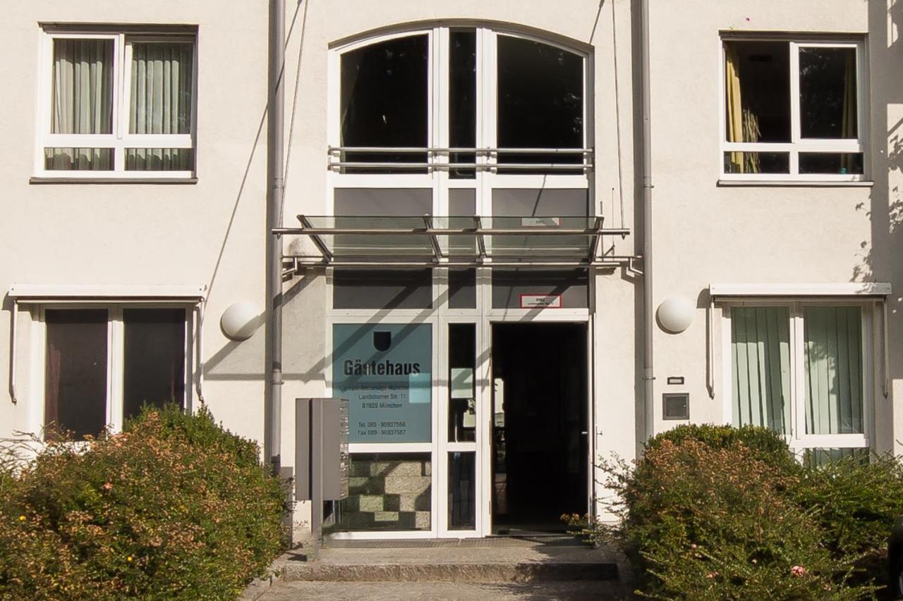 Gastehaus Olympia Reitanlage Munchen-Riem Bed & Breakfast Exterior photo