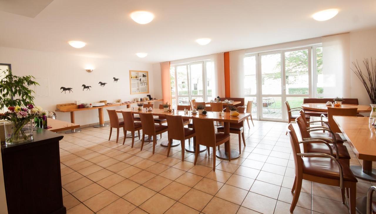 Gastehaus Olympia Reitanlage Munchen-Riem Bed & Breakfast Exterior photo