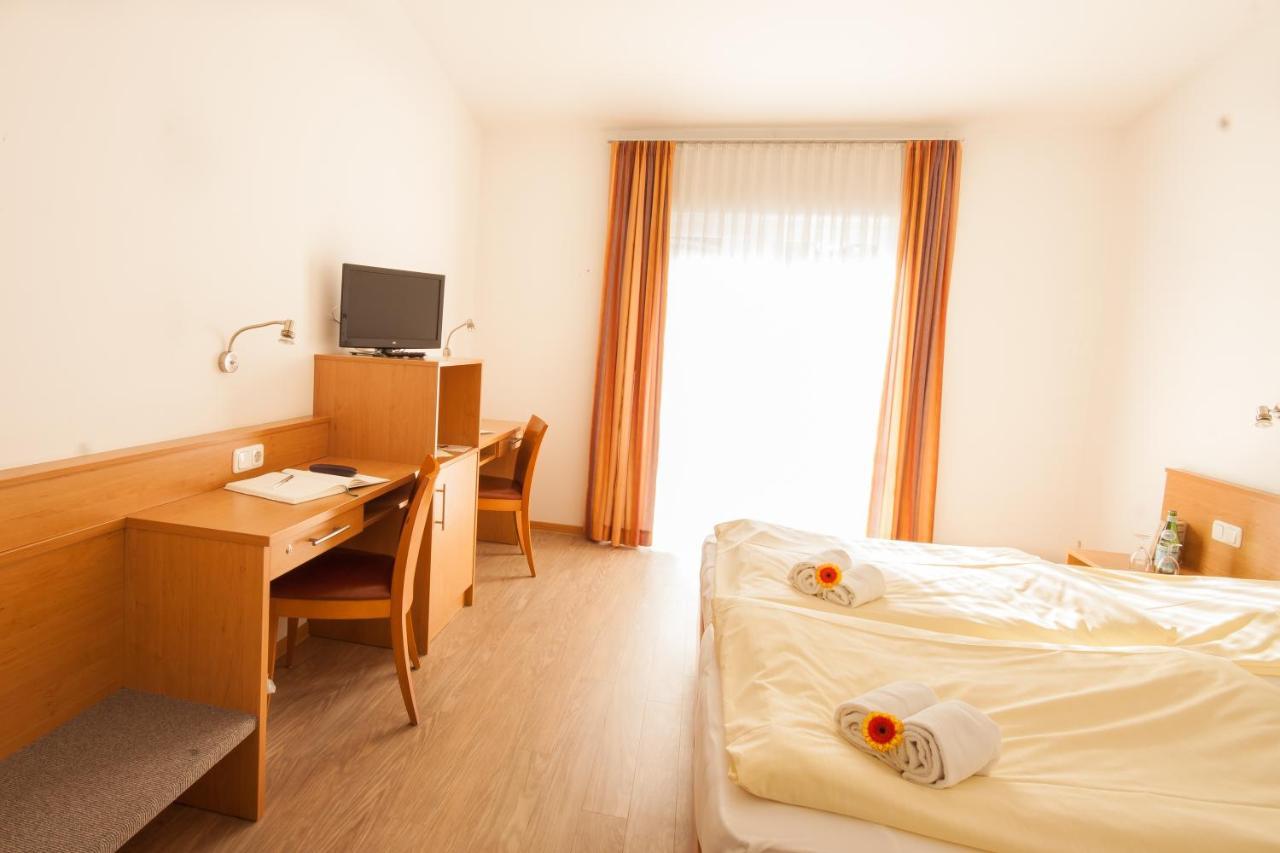 Gastehaus Olympia Reitanlage Munchen-Riem Bed & Breakfast Exterior photo